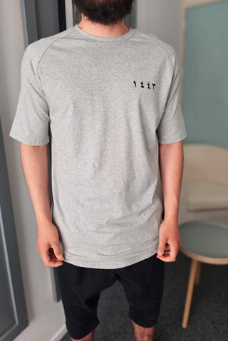 Graues T-Shirt „١٤٤٣“ von Qawy
