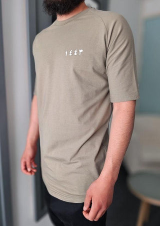 Khakifarbenes T-Shirt „١٤٤٣“ von Qawy