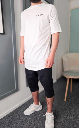 Weißes T-Shirt „١٤٤٣“ von Qawy