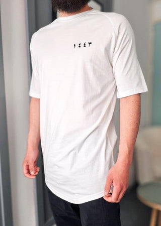 Weißes T-Shirt „١٤٤٣“ von Qawy