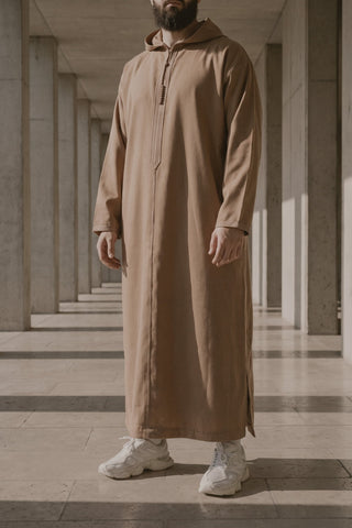 Djellaba für Männer in Camel in einem Betonsäulengang